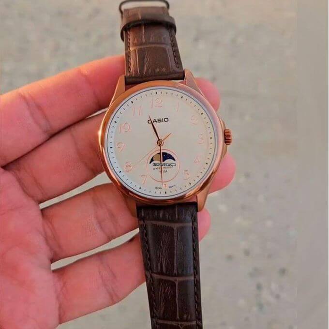 Casio - Très belle montre boitier bronzée avec affichage des phases de lune - Bracelet en cuir marron - MTP-M110RL-5AV – Image 3